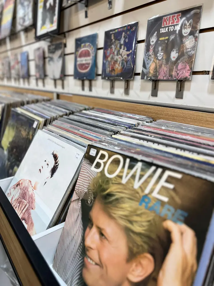Batea con discos de David Bowie y KISS