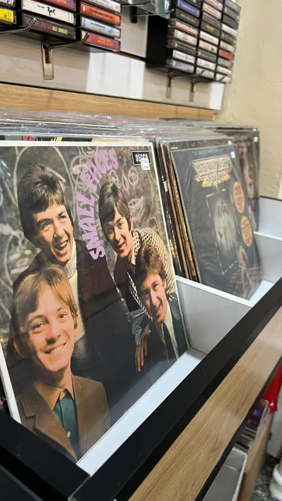 Batea de vinilos con Small Faces adelante