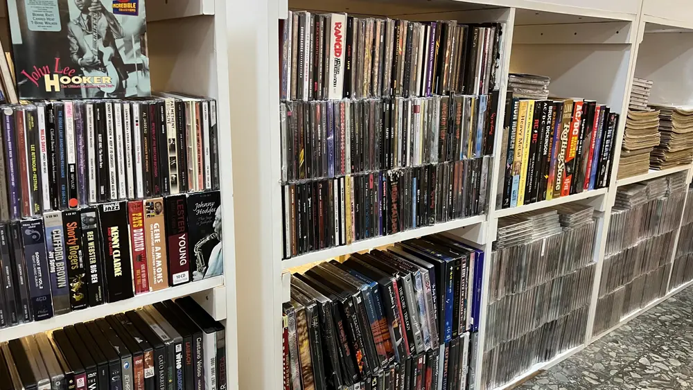 Estanterías con CDs