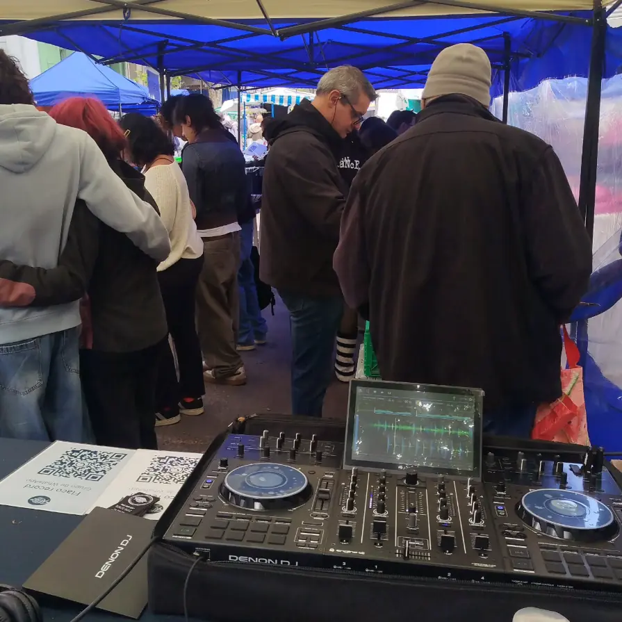 Bandeja de DJ en el puesto de feria