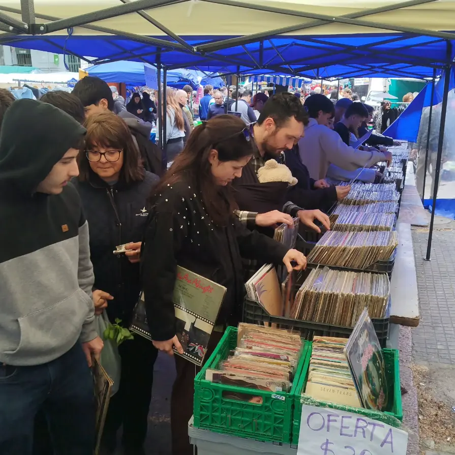 Gente buscando vinilos en el puesto de Flaco Records en la feria de Tristán Narvaja