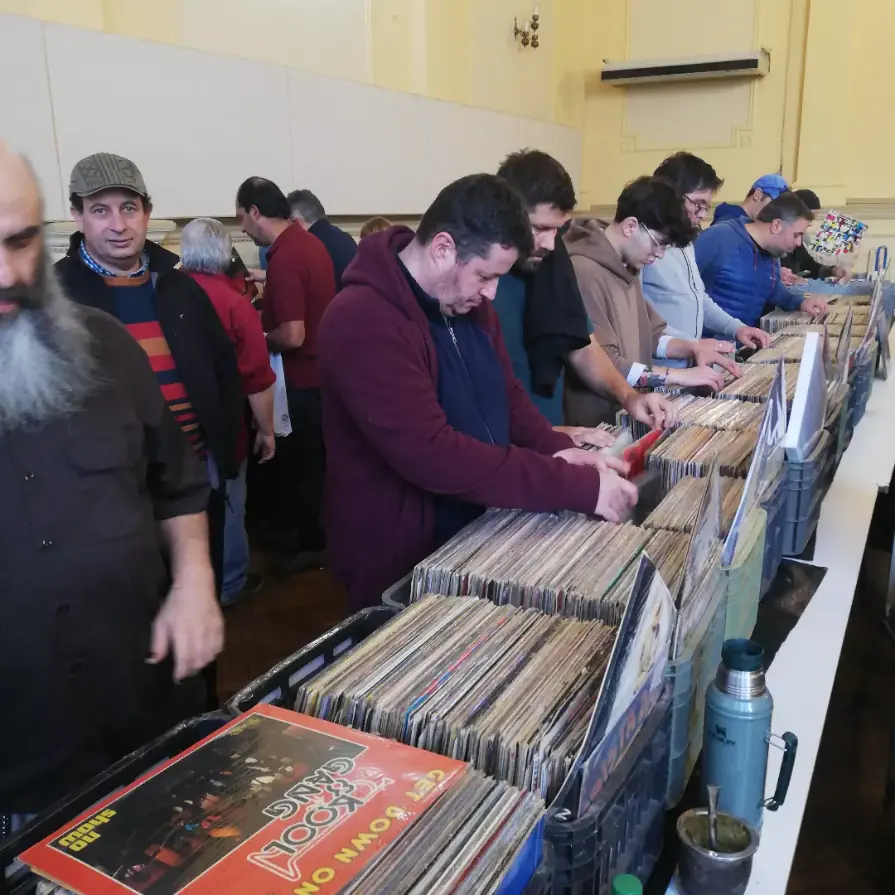 Gente buscando discos en los cajones de la Vinilo Fest