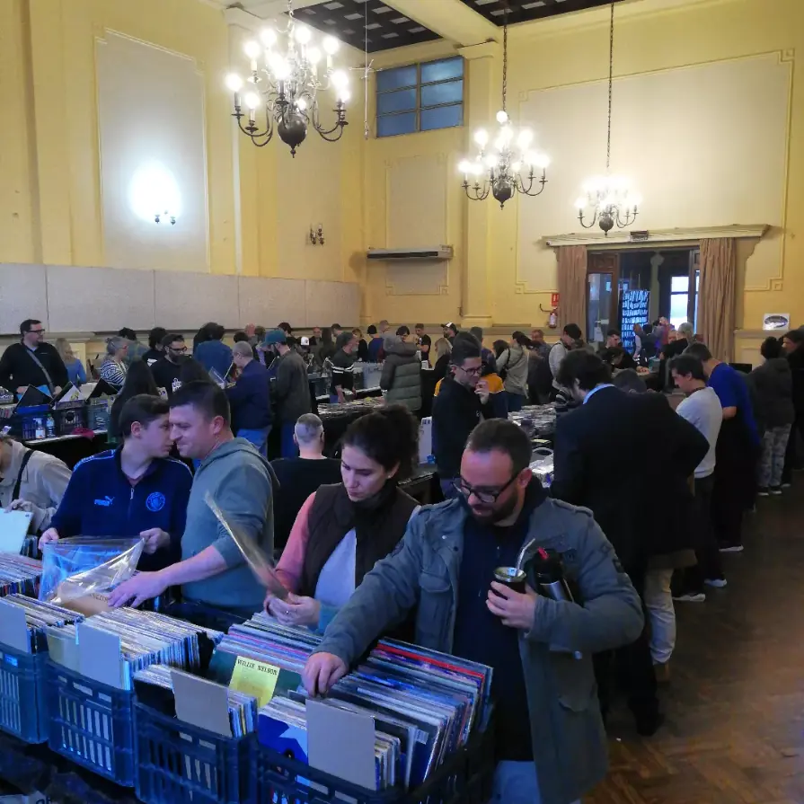 El salón del Mesón Español lleno de gente revolviendo vinilos