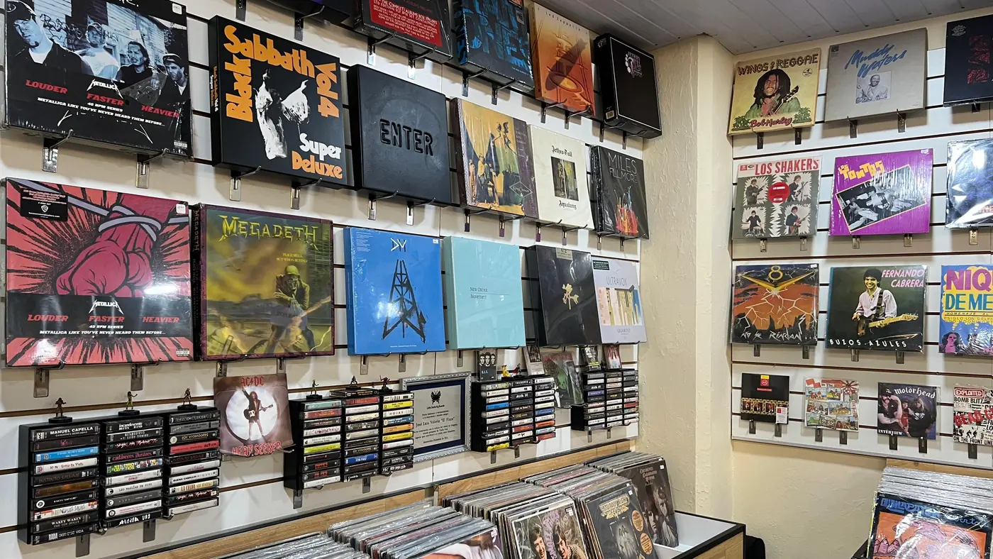 Pared con boxes de Black Sabbath, Megadeth y Metallica
