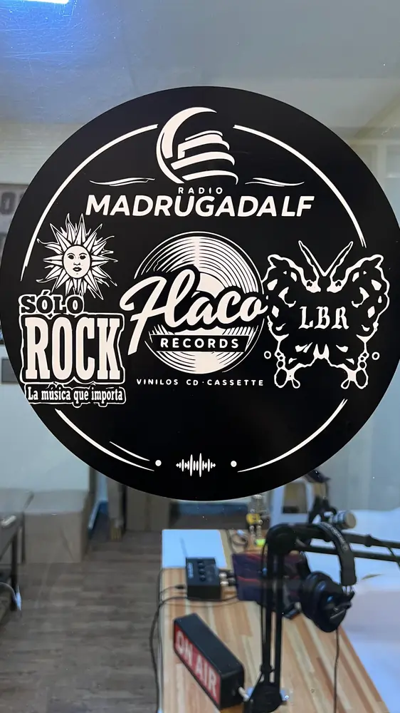 Estudio de Radio Madrugada LF con el cartel ON AIR