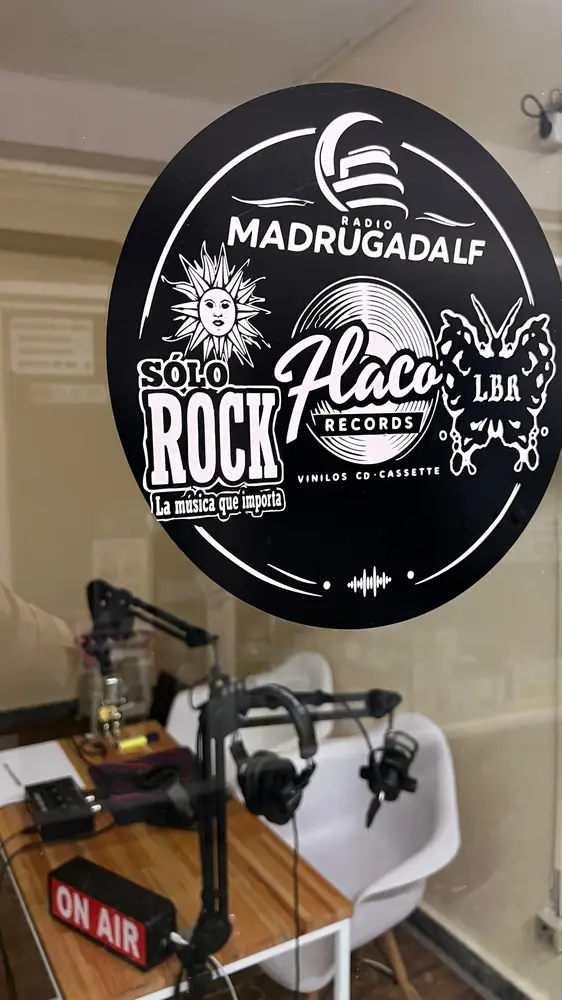 Estudio de Radio Madrugada LF en el local 10 de la Galería Gaboto